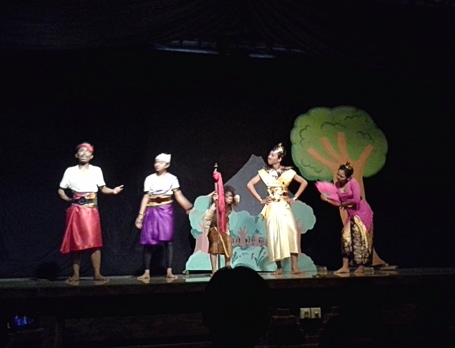 teatertakhta's tweet photo. Takhta dalam "Api Membara di Gunung Manoreh" lomba operet topenk party #8 tgl 14 des 2015..tetap semangat Takhta https://t.co/6McNpiznKp