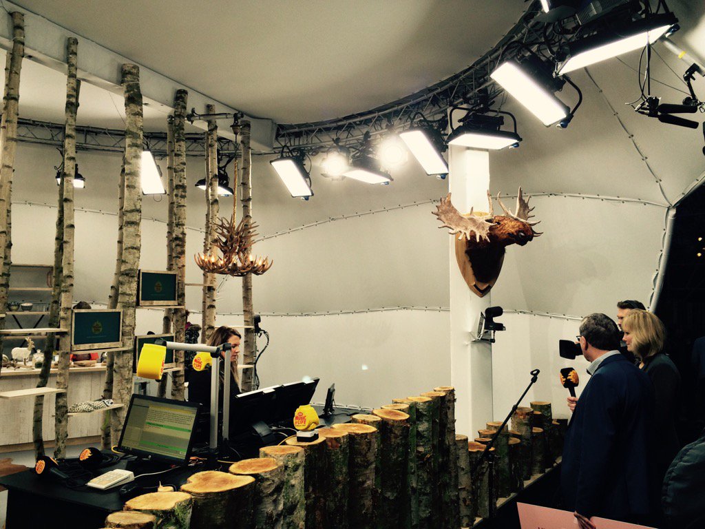 uhasselt's tweet photo. Klaar om de cheque te overhandigen! #MFL15 #warmsteunief #uhasselt https://t.co/5asfVyrkhw