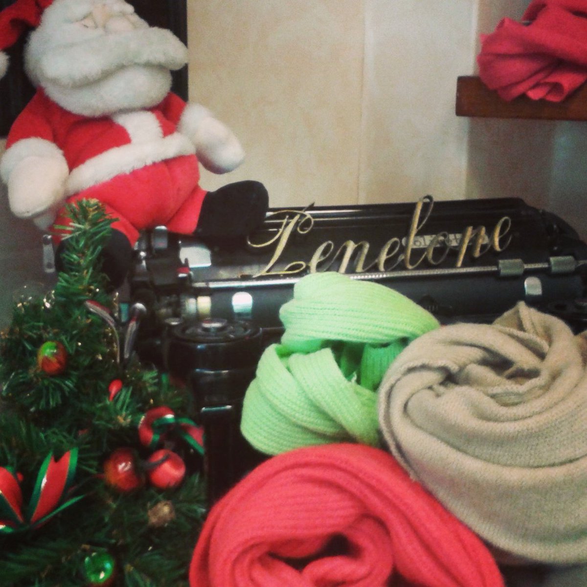 SncPenelope's tweet photo. #Natale#moda#maglia#madeinitaly https://t.co/sf9Bzb3Xc7