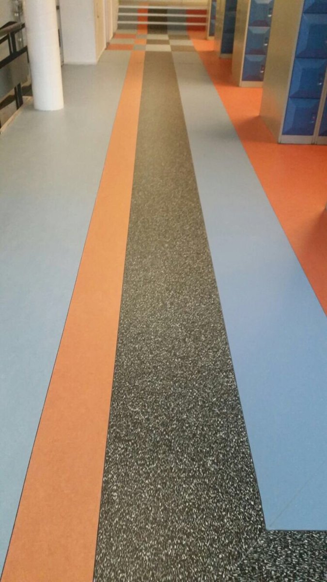 Abelnstoffering's tweet photo. @Abelnstoffering Trap en hal in patroon gelegd bij het Erasmus te Almelo. @forboflooring @heterasmus https://t.co/3PFQRPCzGi