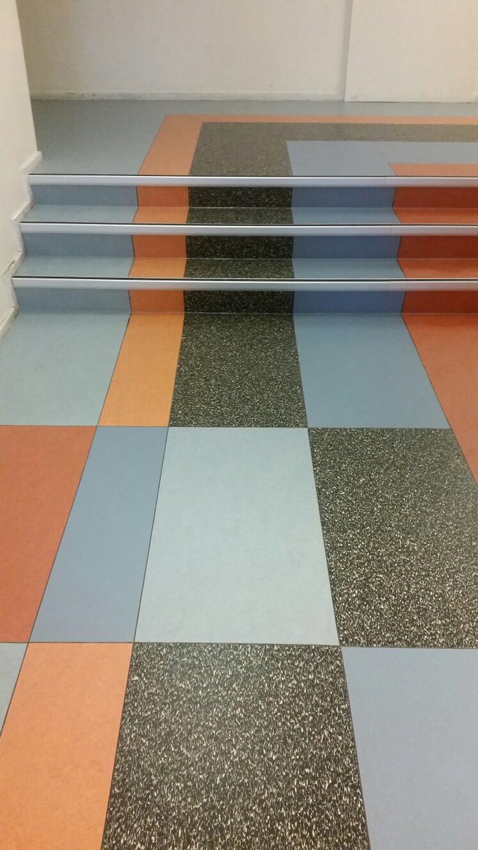Abelnstoffering's tweet photo. @Abelnstoffering Trap en hal in patroon gelegd bij het Erasmus te Almelo. @forboflooring @heterasmus https://t.co/3PFQRPCzGi