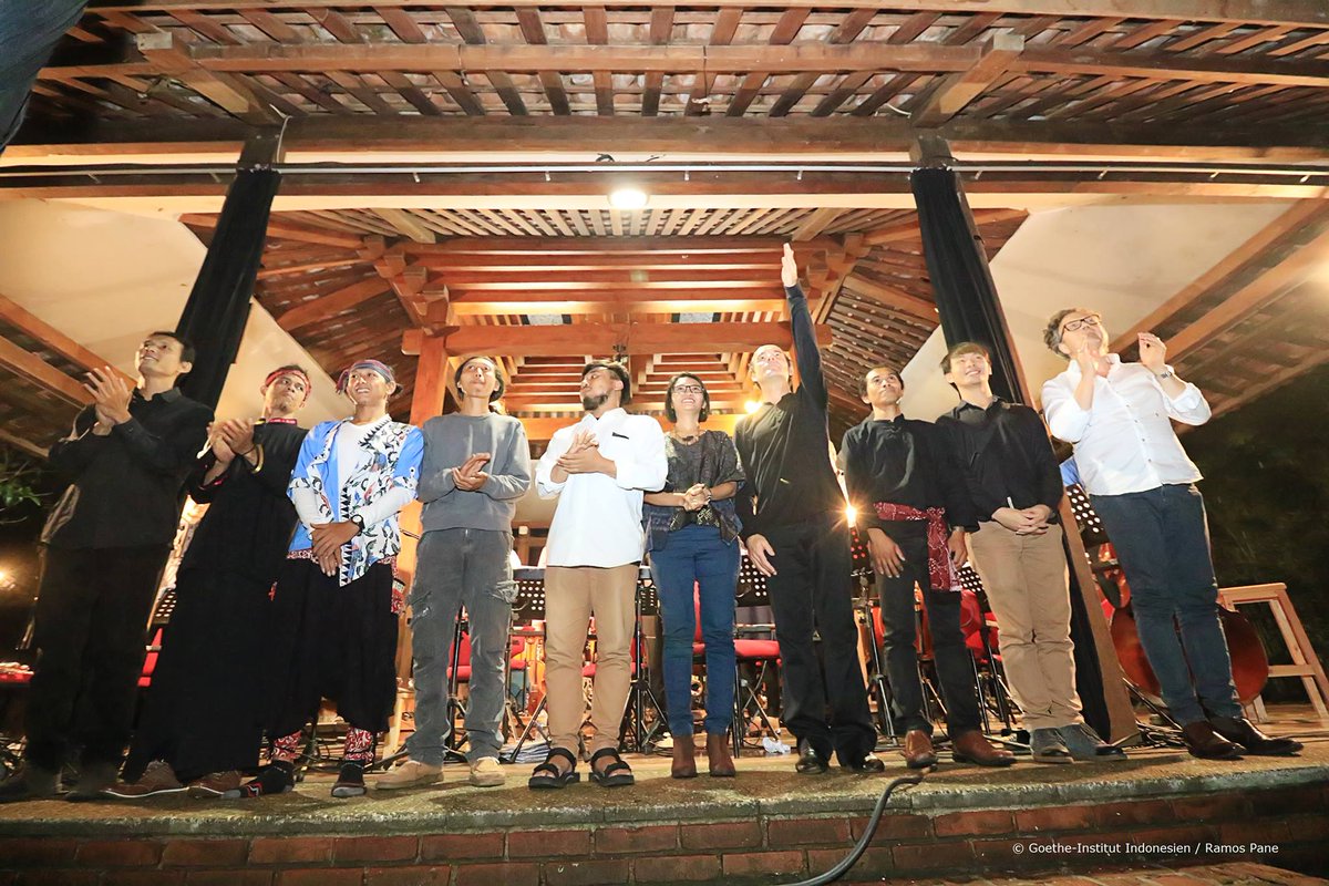 JermanFest's tweet photo. #RuangSuara mempertemukan komponis-komponis dan musisi-musisi muda Indonesia dengan Ensemble Modern. #JermanFest https://t.co/pqaY8K9669