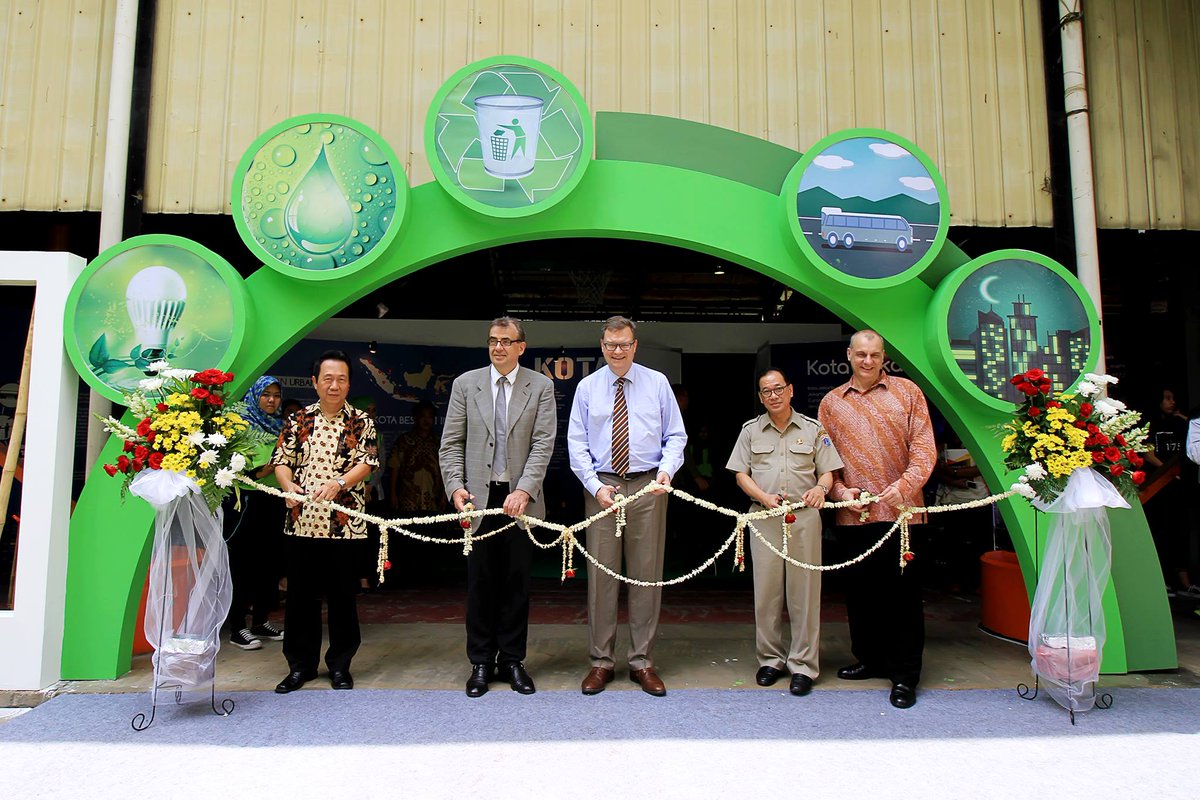 JermanFest's tweet photo. #GreenCity pameran dan workshop yg bertujuan menciptakan kesadaran untuk masalah-masalah di perkotaan. #JermanFest https://t.co/XlwMFR3kAP