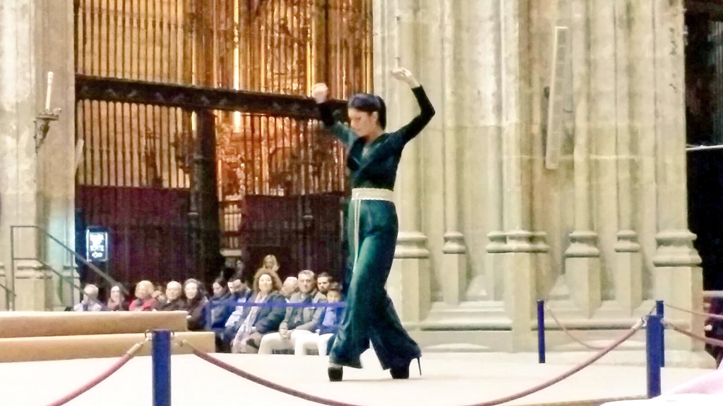 JoanaJimenezWeb's tweet photo. @JoanaJimenez_ cantó una nana al Niño de Dios en la Catedral de Sevilla. Vídeo https://t.co/y9l7V7DEB5 https://t.co/HBuzEftRtW