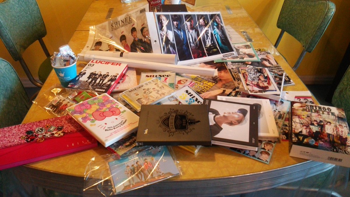 zumicafeokinawa's tweet photo. SHINeeグッズが満載ですよ〜😂🙌💕
今週18日㈯&amp;19日㈰に来られたシャヲルの皆様に、ひと足早いクリスマスプレゼント✨❇💕(￥650以上の食事をされた方限定です)
皆様のお越しをお待ちしております🙋❤🌻 https://t.co/mZNia6pVjY
