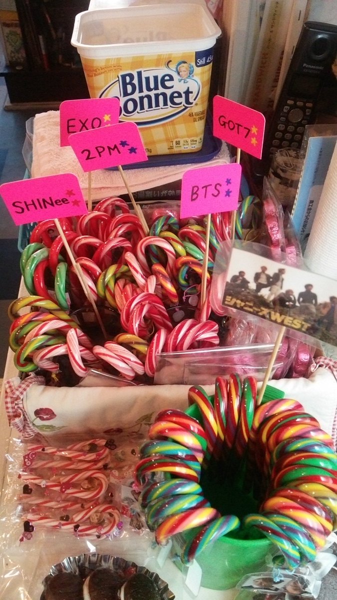 zumicafeokinawa's tweet photo. クリスマスウィークのギフト完了〜🙌🙌🙌
駄菓子屋のような状態(*´艸｀*)ｧﾊ♪
来週火曜日からです🎄🎅💕
￥650以上の食事をされた方にくじ引きでイケメン達のキャンディやチョコレートプレゼント🎁皆様のお越しをお待ちしております😌 https://t.co/at3wzr53lO