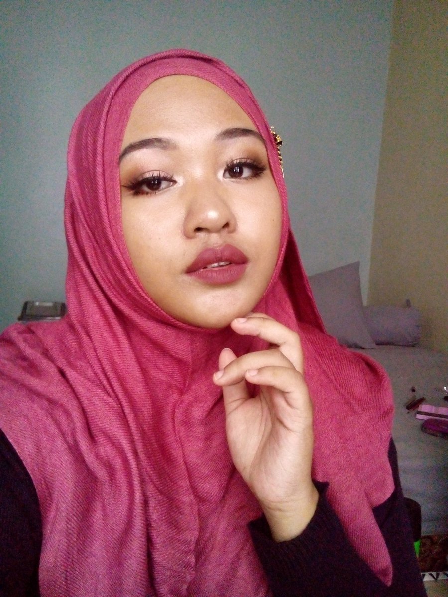 baksorexia's tweet photo. #nofilter #tonsofmakeup https://t.co/OZSyC2jmUR