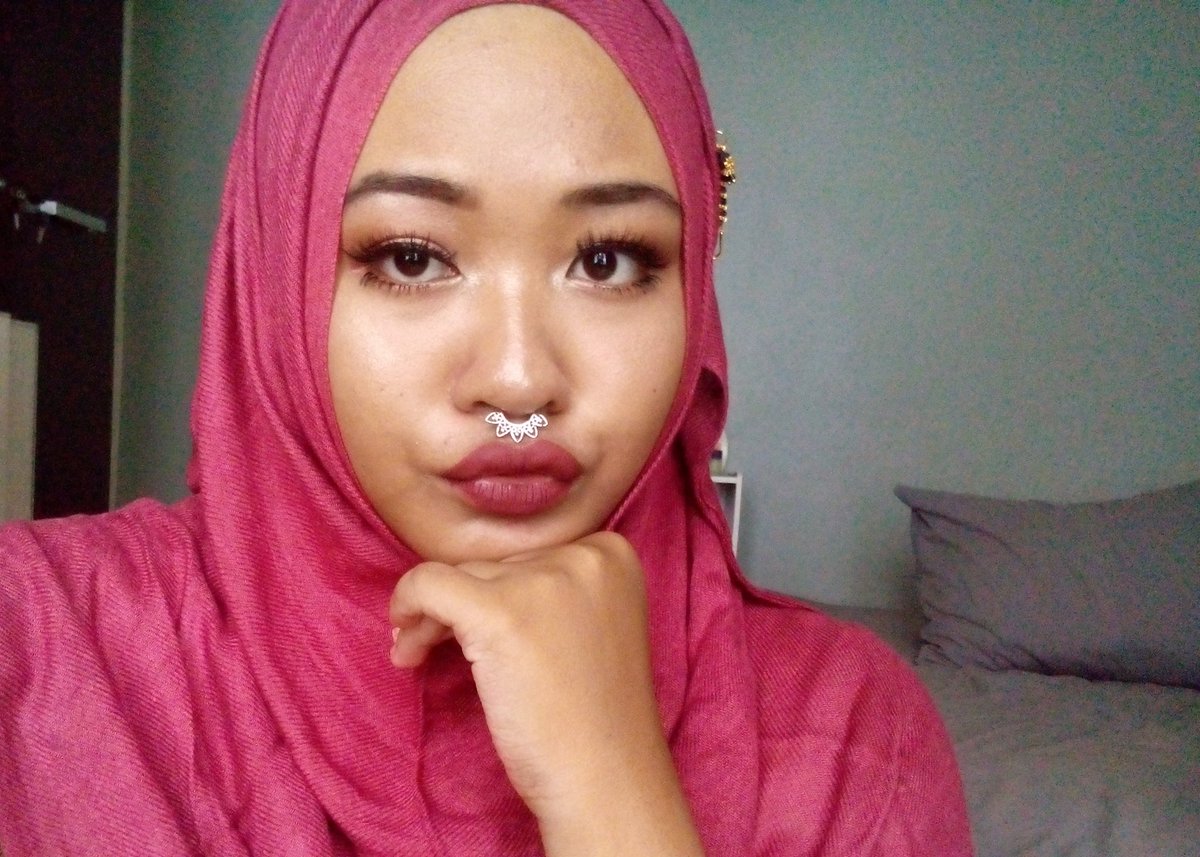 baksorexia's tweet photo. #nofilter #tonsofmakeup https://t.co/OZSyC2jmUR