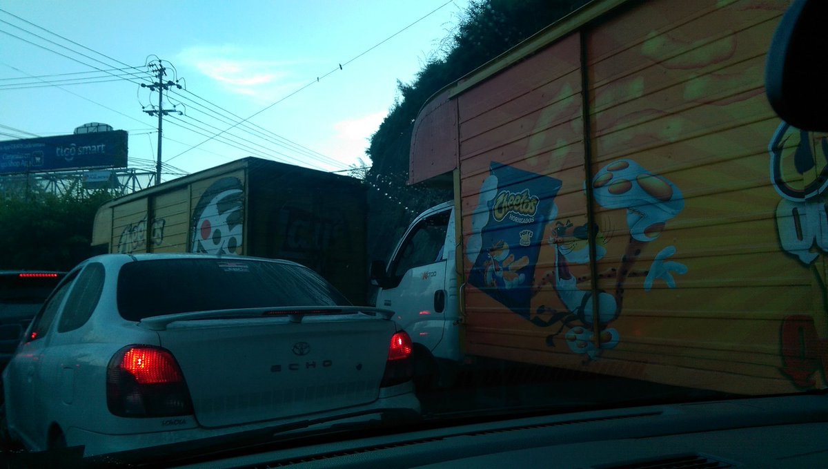 Por ellos se hace el tráfico al bajar por el rancho Navarra, no respetan la cola <a href="/alertux/">Alértux El Salvador</a>  #TraficoSV