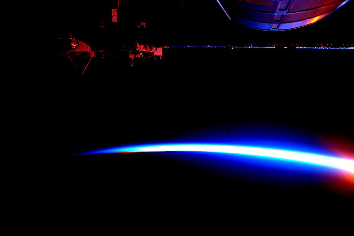 StationCDRKelly's tweet photo. Funny how #sunrise resembles a light saber. #TheForceAwakens #GoodMorning from @space_station! #YearInSpace https://t.co/M94pnl5EAY