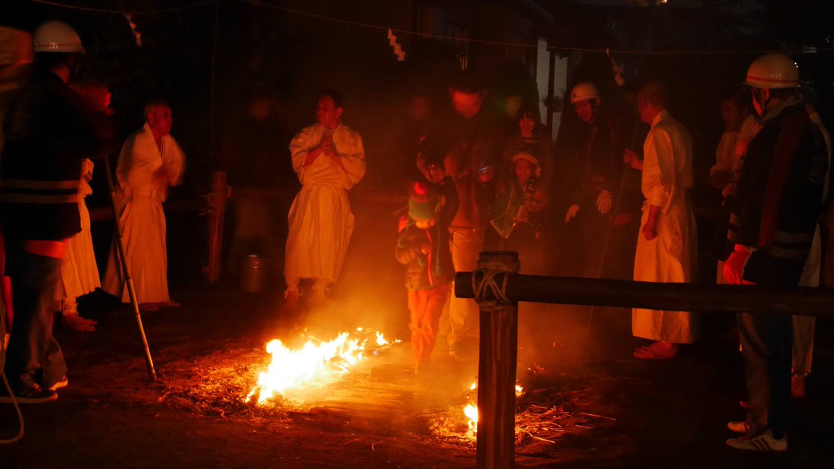 愛知旅遊指南aichi Now Sur Twitter 岩仓市的吉祥寺有一个特别的祭祀仪式 烧一堆炭火 穿白色服装的被称为 火生 的人们一边念祈祷文一边穿越火焰 之后 众多市民也穿过火焰 以祈祷接下来的一年中远离火灾 家庭繁荣 这个仪式在每年12月举行 差不多有130多年的