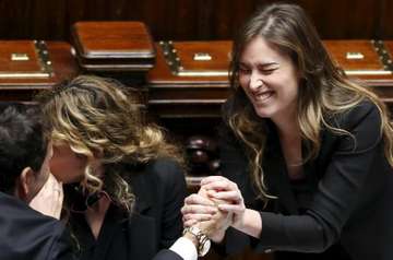 Il ministro Boschi se la ride di gusto, alla faccia dei truffati dal decreto salva banche. #BoschiACasa