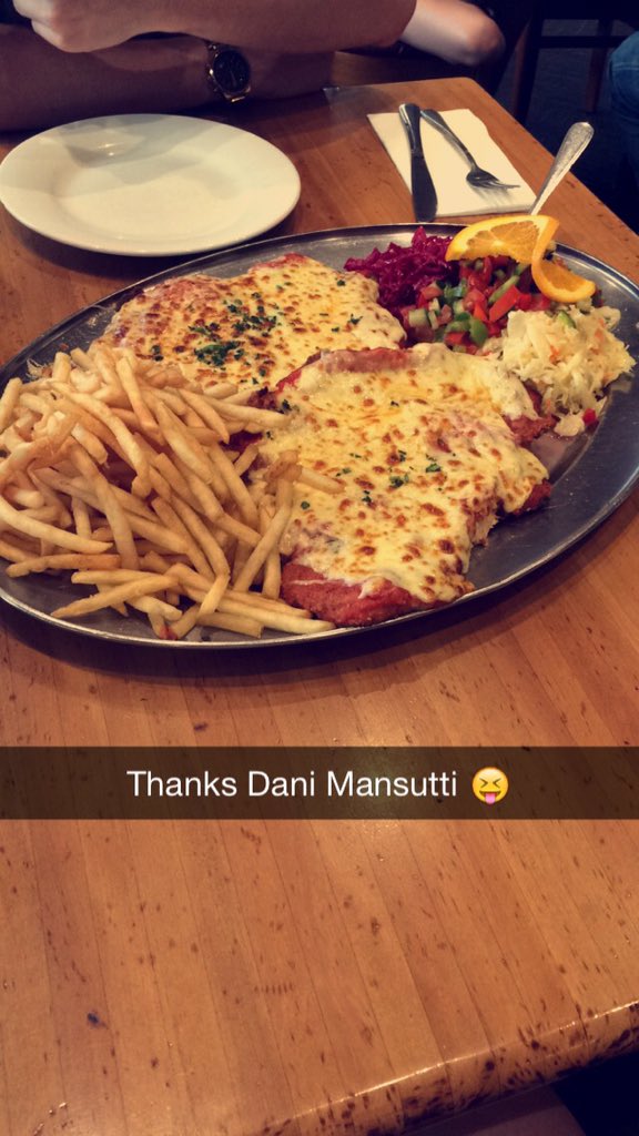 _fitwithbritt's tweet photo. @danimansuttii I saw Dani Mansutti have parmas &amp; chips... So I bought parmas and chips... #meangirlsquote #maxys 🙈😝😂 https://t.co/bNON7KHPBF