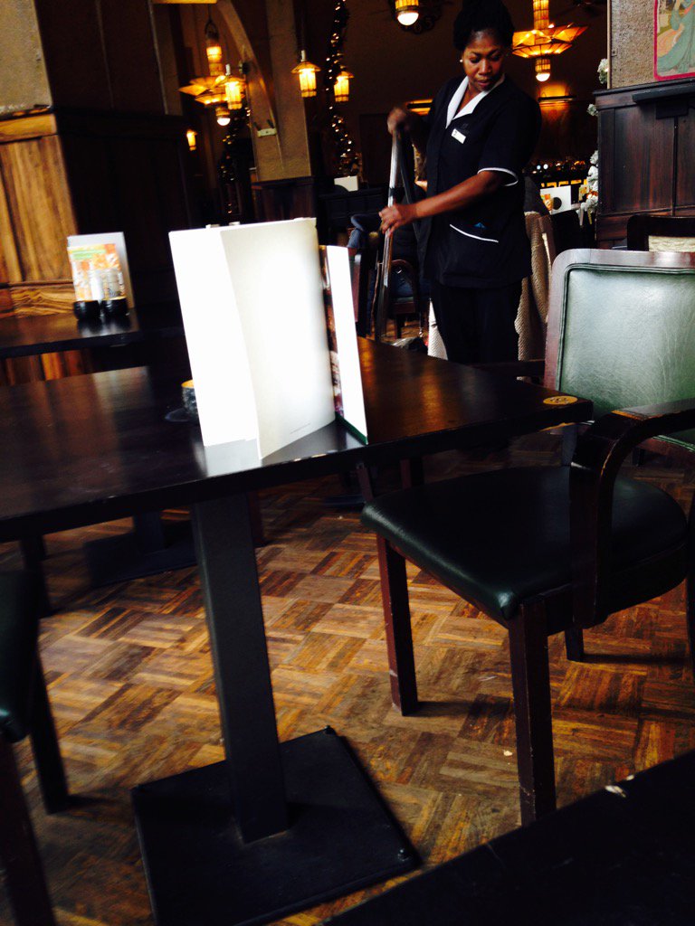 Zeer bijzondere #klantervaring bij <a href="/Cafe_Americain/">Cafe Americain</a> in Amsterdam. Stofzuigen in vol restaurant. Wel lekker schoon...
