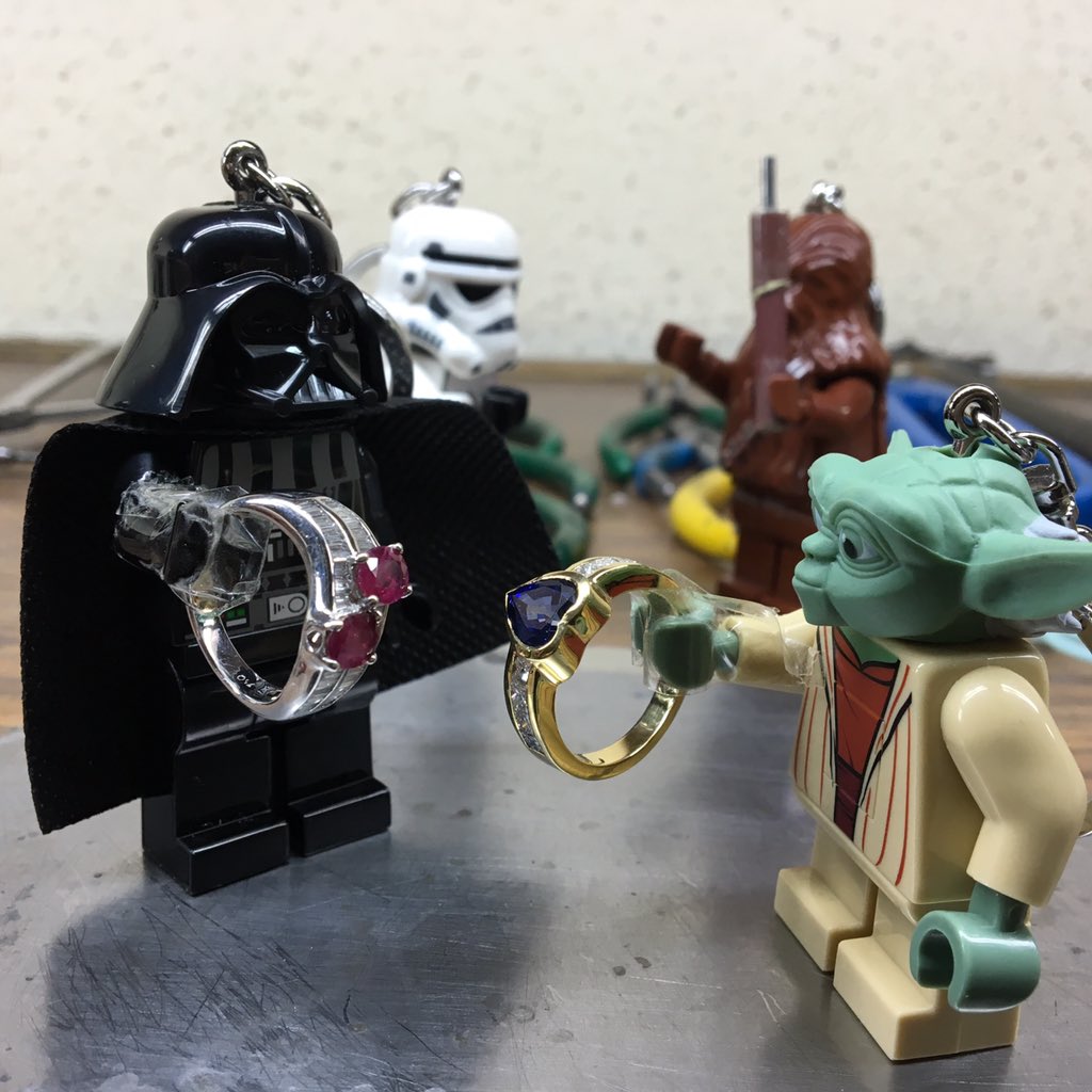 <a href="/esdehistorias/">Déjate de ... TV</a> #starwars  #jewelrywars <a href="/joyerianicols/">Joyeria Nicols</a> Que La fuerza os acompañe