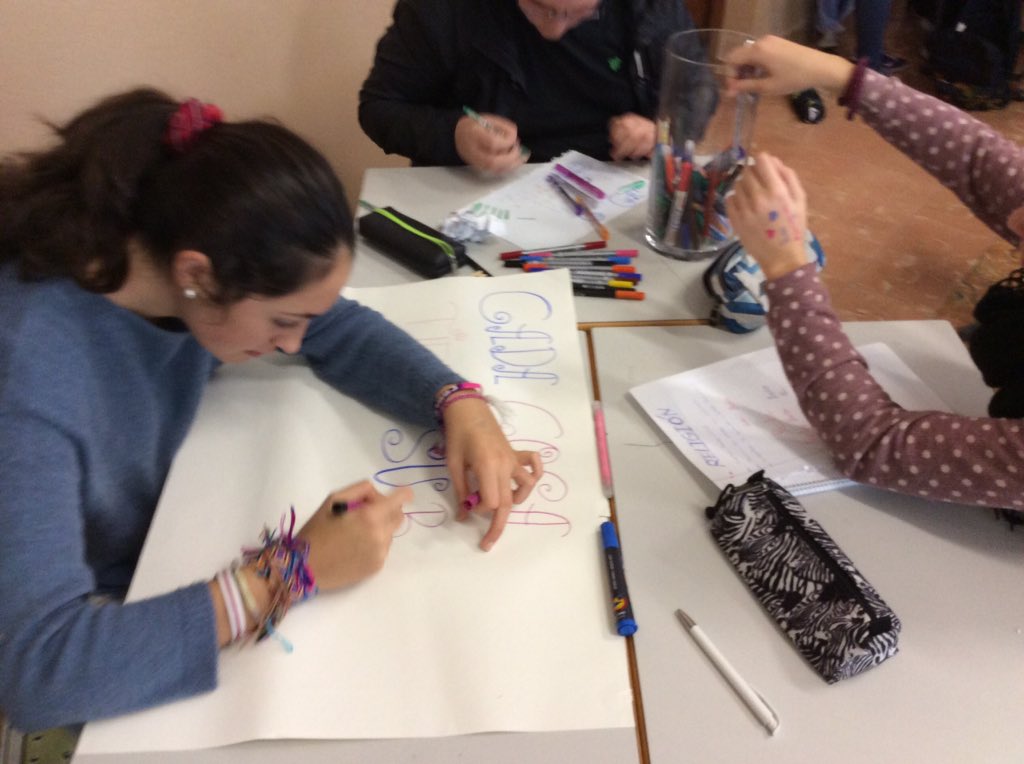 LoQsiento's tweet photo. Ambientación de pasillos para estos días. Viene y nace para que vivamos intensamente #nace2015 @CarmelitasVila https://t.co/1Zlpaj2YnA