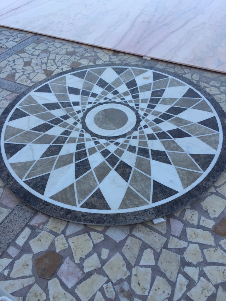 الأرضيات الرخامية المزخرفة والمطعمة بأصناف الرخام المختلفة كهذه تقصص بإستخدام مكائن الووتر جيت Water Jet الدقيقة جدا