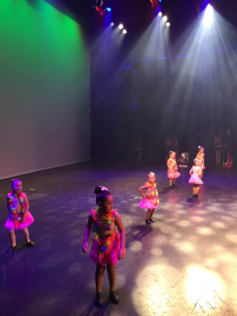 dance_reflect's tweet photo. #backstage #danceintothelight #reflections https://t.co/9nO4jeV2GM