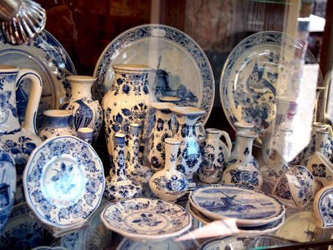 姐御 あねご Anego A Twitter うぉぉ ん オランダのデルフト陶器をイメージしたドレスも美しい 中国陶器とはまた違った陶器の柄の華やかさが出てる レトロなワンピースや現代風のデザインによく合う柄だな T Co L91kafhvye