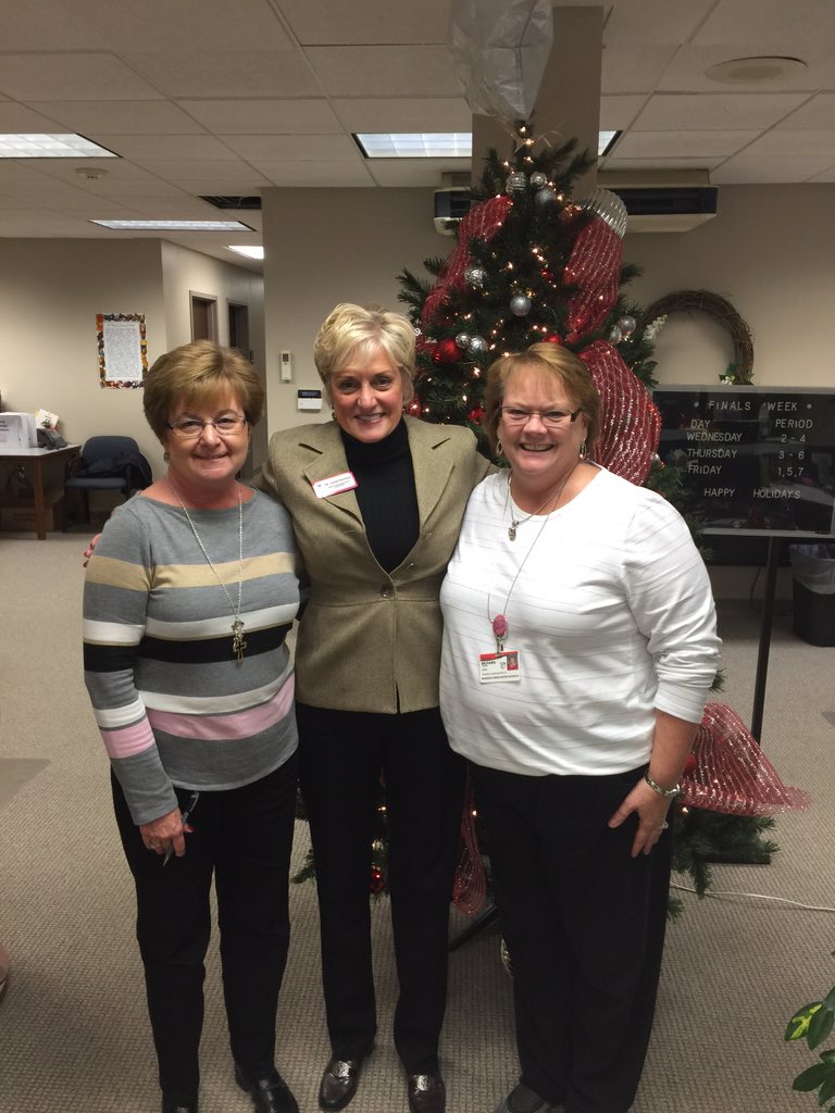 gingerbolinger's tweet photo. All those who nominated Mrs Gee won gifts too!  @MCS_Indiana #madisonlead https://t.co/qj4f9YeGUM