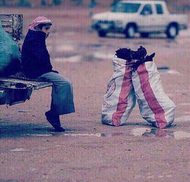 بردان ويبيع الدفى ليه 
حسبي على المال والحاجه 

للـناس عيت تمد إيديه  
بالعكس خلا الناس تحتاجه
  
  مساء الخــير ❤️💭