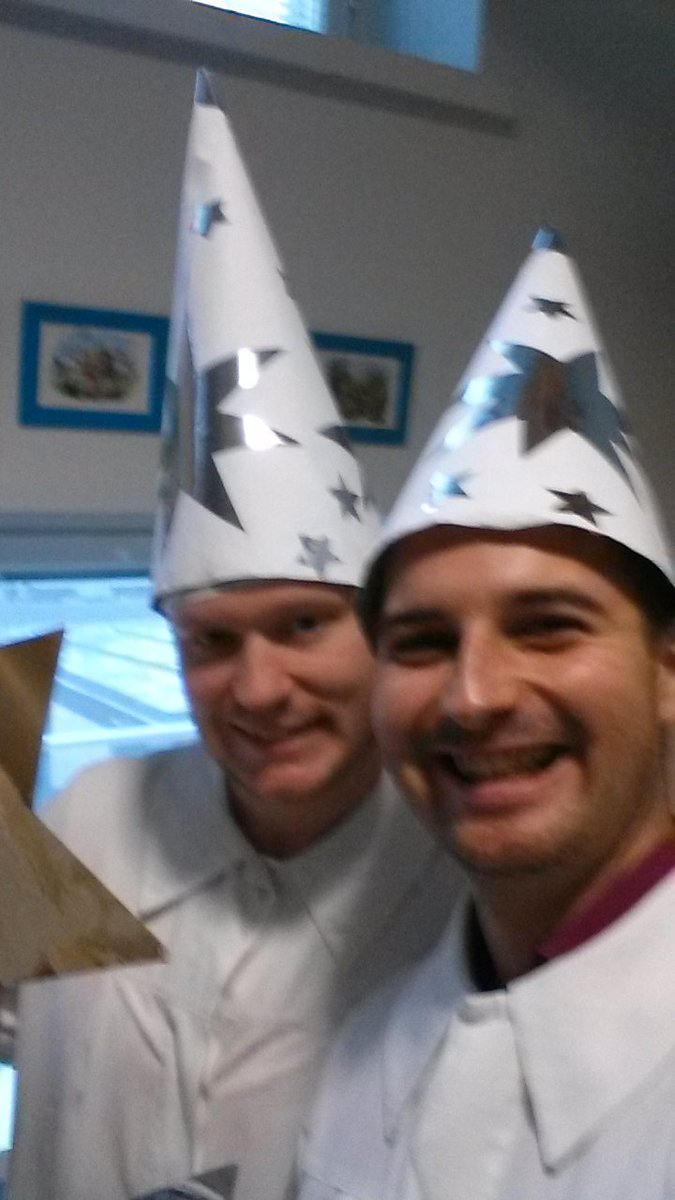 katarinaskolan's tweet photo. Ser man på skäggmängden så kanske vi borde ha varit jultomtar istället #stjärngossar #selfie God Jul! https://t.co/4OsRKXqfZh