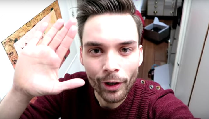 Vlog: <a href="/Domien/">Domien Van Damme⚡</a> geeft een kijkje in zijn koffer voor het Glazen Huis. #SR15 bit.ly/1Rt7kk3