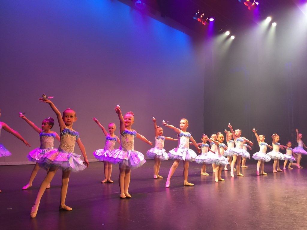 dance_reflect's tweet photo. #backstage #danceintothelight #reflections https://t.co/Ir0E9xJ1E4