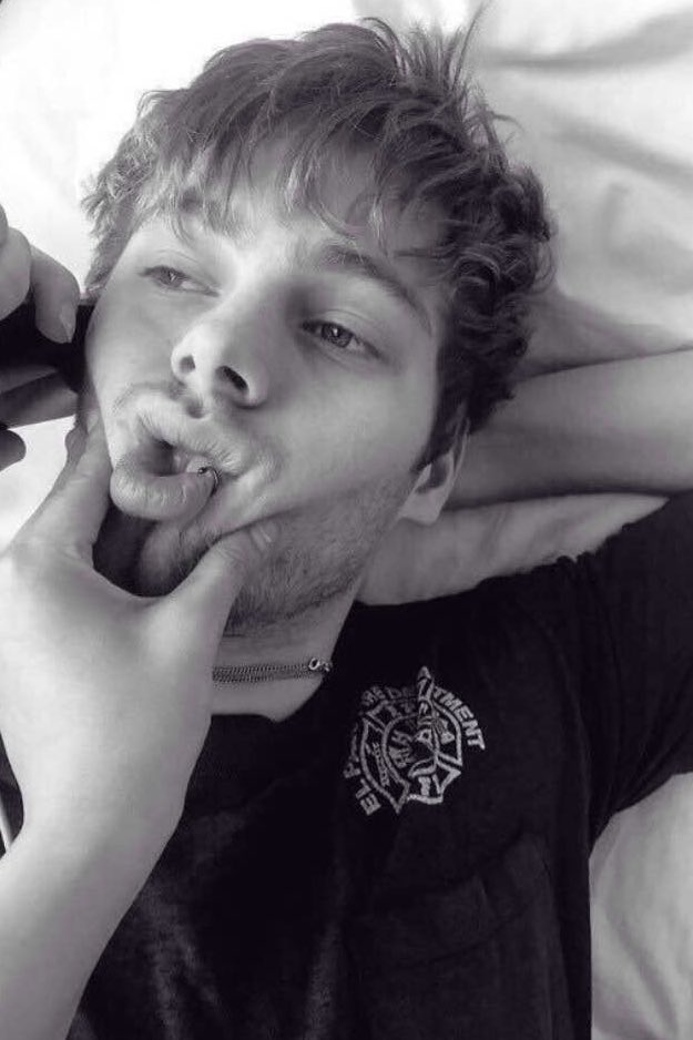 5SCS_Smut's tweet photo. "My lil squish" you tweet about parody Luke. #CuteSCS https://t.co/ROfAW4qKQA