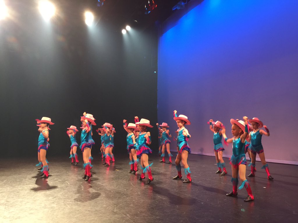 dance_reflect's tweet photo. #backstage #danceintothelight #reflections https://t.co/08byd4a0QE