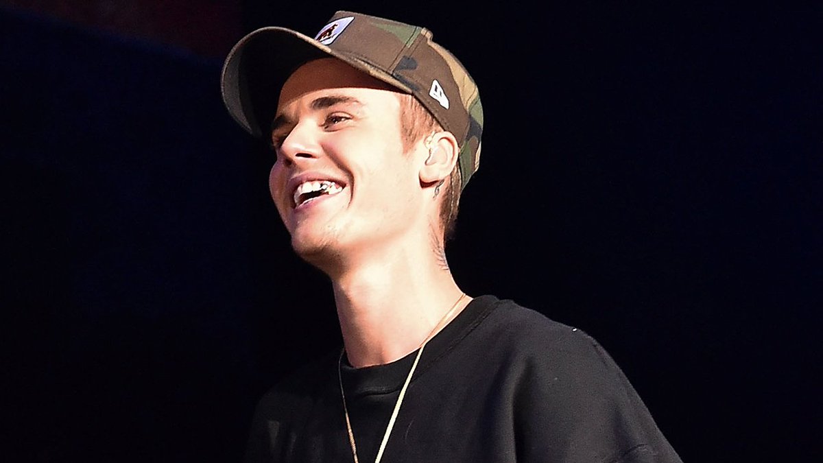 MTVUK's tweet photo. Thoughts on @justinbieber's new gold tooth? It's very Home Alone chic: https://t.co/Xgf1EwB5iI https://t.co/TXbiAS9XKK