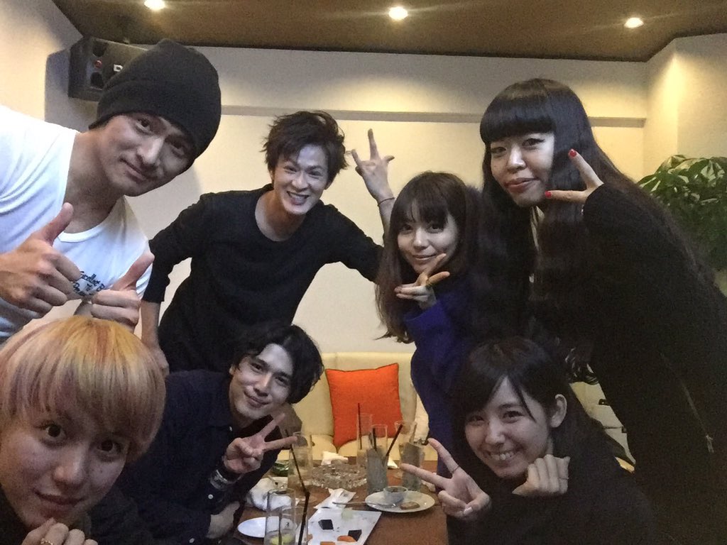 小池里奈 そうそう 昨日はね 仮面ライダーキバのキャストの皆とご飯しました 笑った笑った 楽しかった 左下から 小越勇輝 山本匠馬 左上から 滝川英治 新納慎也 芳賀優里亜 ヘアメイクrinoさん 小池里奈 T Co Qcjxzpzhdl