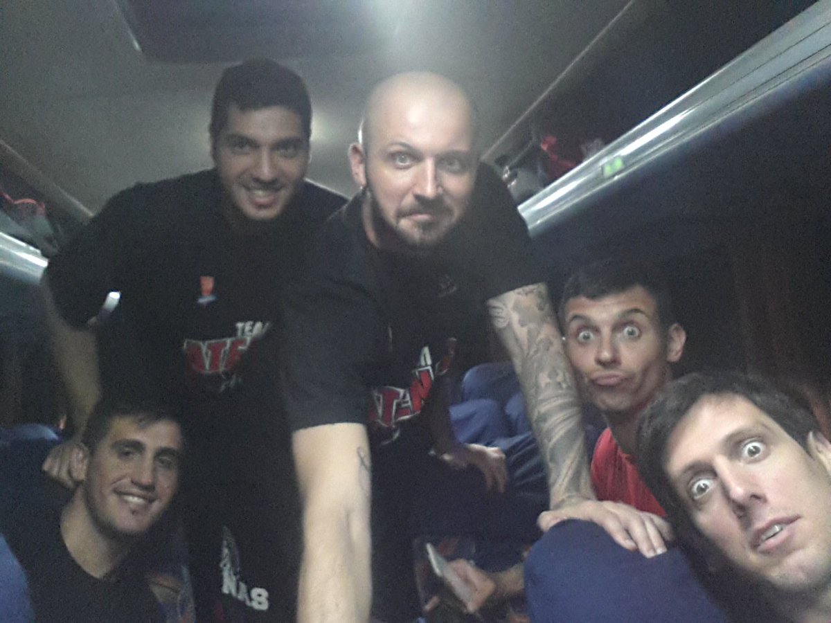 NicoMendyk13's tweet photo. Antes de llegar a V. Maria anoche en el Bus Apache. Esta noche se gana! #WinnerMind @atenasapache1 #VamosAtenas https://t.co/xv3Ld6w6Ml