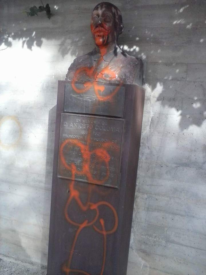 AlmansaCiudad's tweet photo. Es una vergüenza que el busto de D. Aniceto Coloma, pionero del calzado, se encuentre de esta forma. Vía #tonicuenca https://t.co/7yvikTvlXI