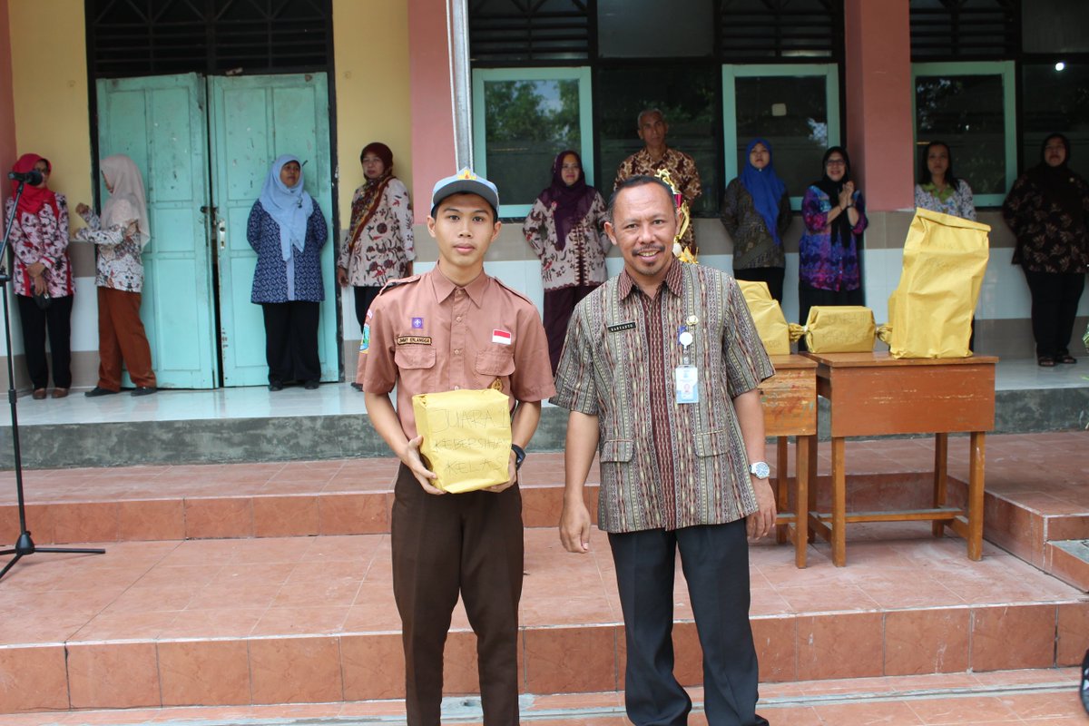 SMADDAOSIS's tweet photo. Selamat ya, untuk pemenang kebersihan kelas dari kelas X-MIPA 5, semoga selalu terbaik. . . 
#KAS2K15#OWLEVPlayhard https://t.co/Ul5DJ5gopR