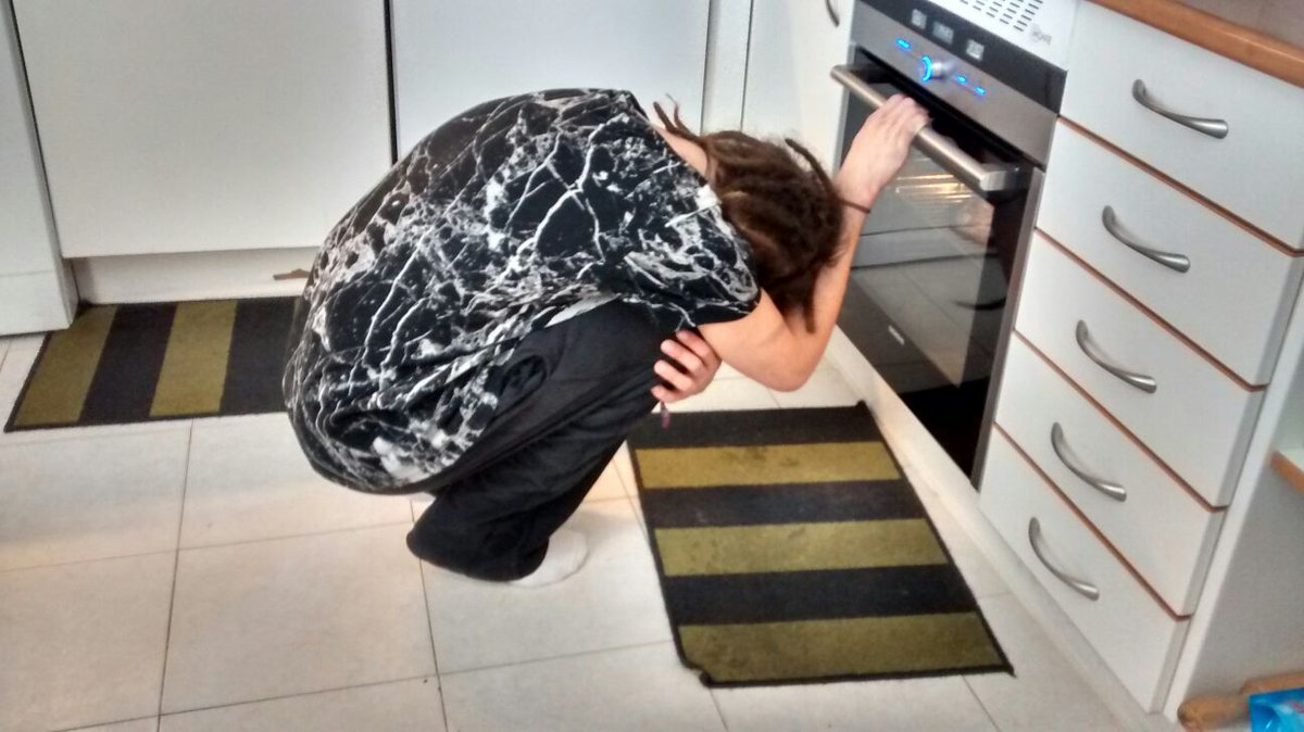 Cuando no has dormido en toda la noche y solo quieres comerte tu pizza e irte a dormir 
@KikeParkour19 #XaxoRevive