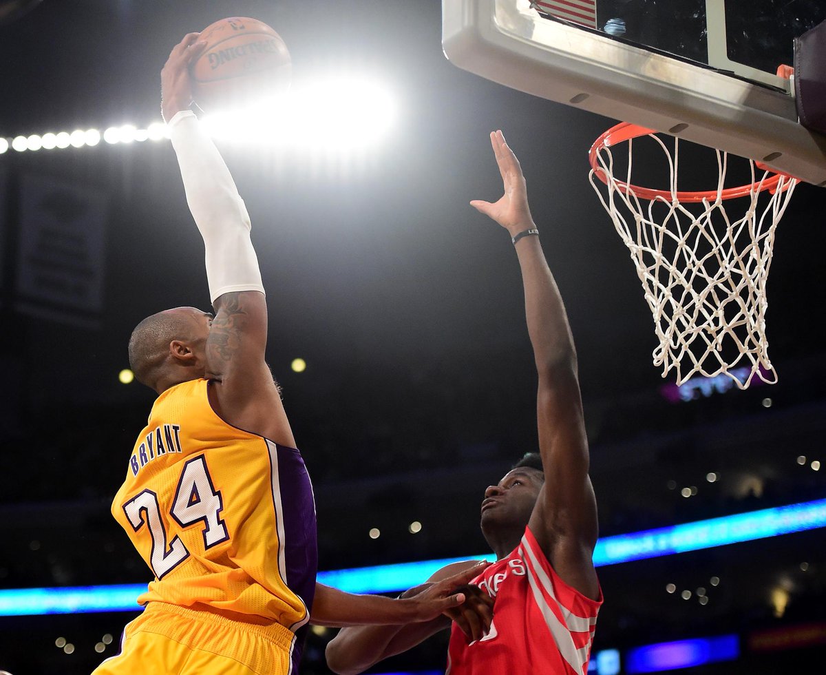 SportsCenter's tweet photo. Kobe doing Kobe things. #PhotoOfTheNight https://t.co/u1sdU9Wgps