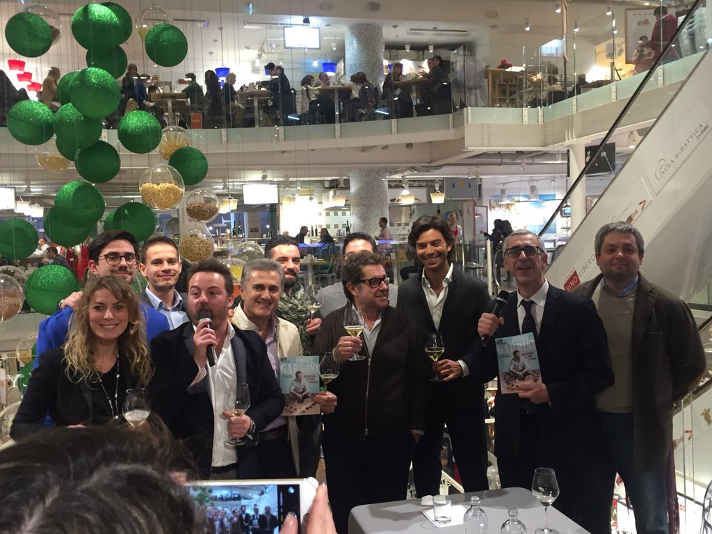 paroledivino's tweet photo. Luca Gardini:Basta col #sommelier con la patacca,viva la semplicità! #CodiceGardini https://t.co/psCoGKBk58