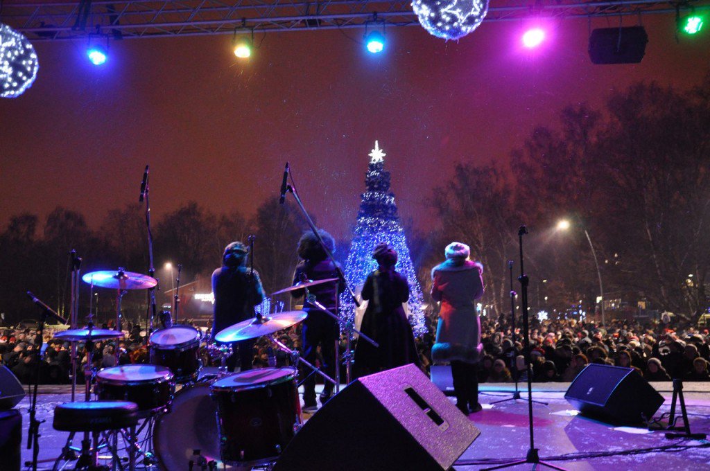 Одна в новогоднюю ночь. Выступления в новогоднюю ночь. Ургант новогодний выпуск 2022. Выступления в новогоднюю ночь. Новый год концерт.