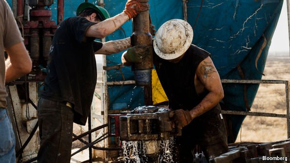 TheEconomist's tweet photo. America has lifted its ban on oil exports, putting an end to 40 years of market distortions https://t.co/iKfX0ccy1g https://t.co/tIulRDN8SU