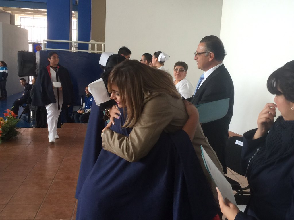 DIFIrapuato's tweet photo. @IsaOrtizDIF entrega reconocimientos a los alumnos graduados de la @eedif y los felicita por su esfuerzo. https://t.co/Y3958SAuOk