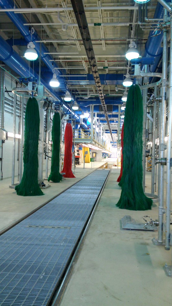 jmsker's tweet photo. Streetcar sized wash with Christmas themed brushes! Cool inside view of new @TTClesliebarns @BradTTC https://t.co/HoopgrdVYM