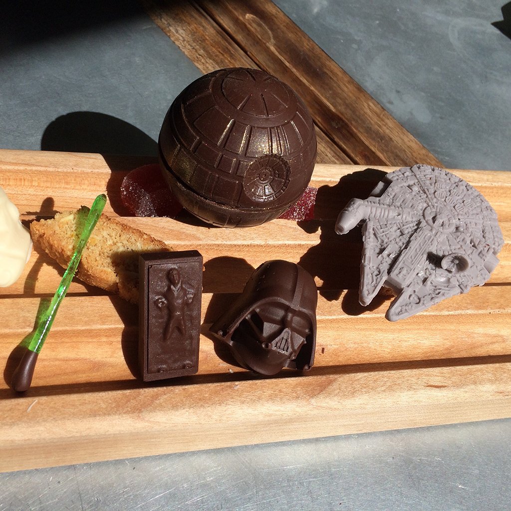 loungeburger's tweet photo. THE 7 BEST AND WEIRDEST STAR WARS ITEMS TO EAT AND DRINK https://t.co/FNvUQz0gUD https://t.co/q5kgBX0gDv