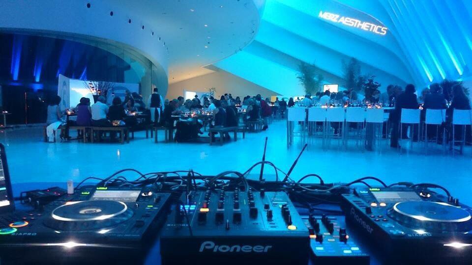 Dismovil's tweet image. ¡Por fin es viernes! Seguimos con los eventos de empresa. #cenasdeempresa #música #iluminación #dj #pioneer #djm