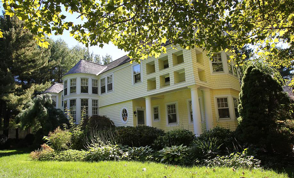 BostonDotCom's tweet photo. Here’s what happens when there aren’t enough houses for sale in New England  https://t.co/T85UJSlm2N https://t.co/b4drH08Quf