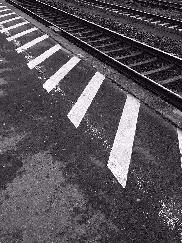 raphdf's tweet image. lines @virgilabloh @OffWht