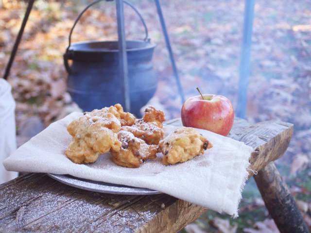 Jas_Townsend's tweet photo. A delicious #FireCooked #AppleFritter "Hasty Fritters" #SavoringThePast https://t.co/2Y8pjJRb6a https://t.co/aBT8YAsWV6