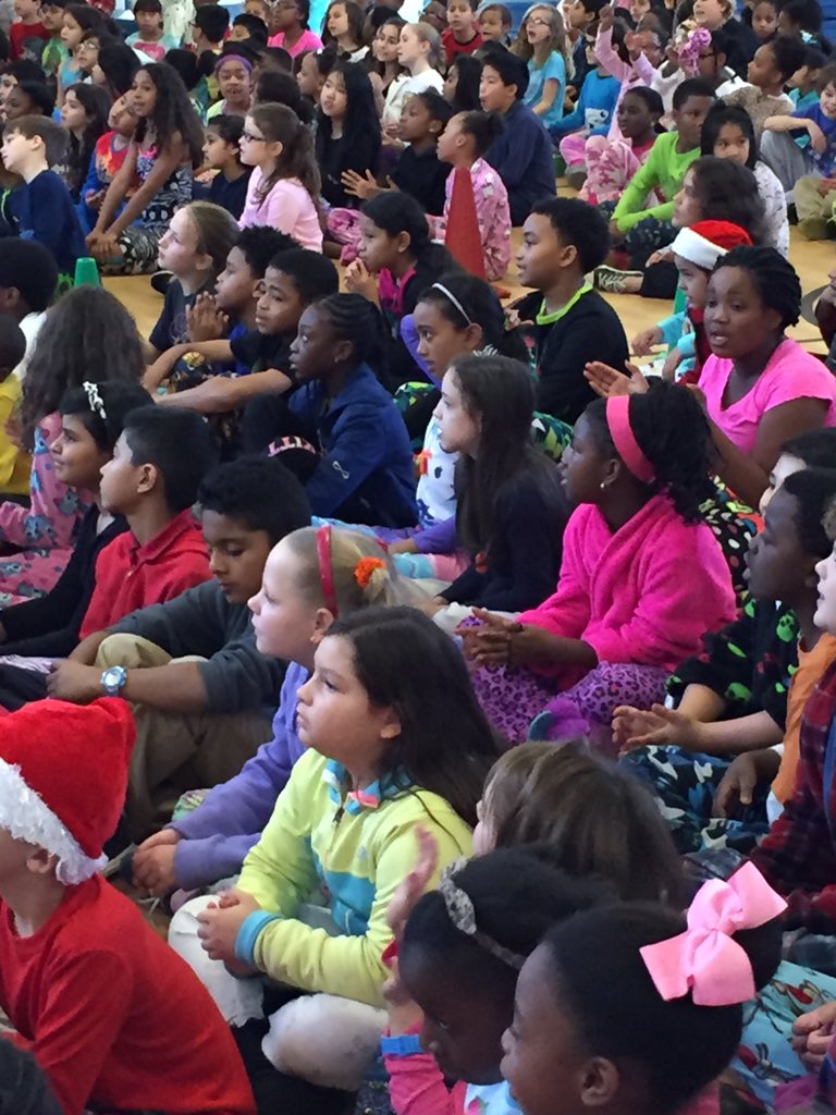 HackettTeaches's tweet photo. @WoodlandES kids rock the holiday singalong! @WESWildcat @kenzeff @KirkShrum #Ready4Break https://t.co/GSxQ2mPuXY