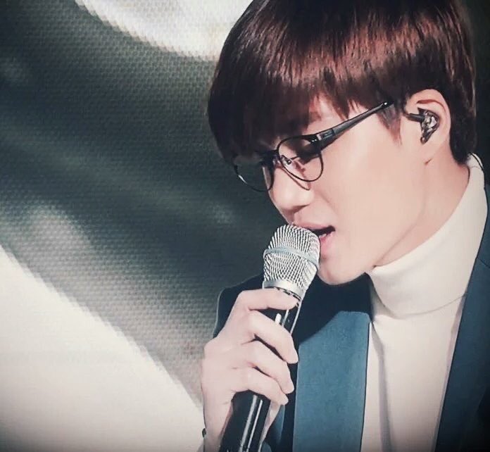jonginky's tweet photo. IM SO OFFENDED WITH THIS WHOLE SPECS SITUATION https://t.co/ZLhAiklEwF
