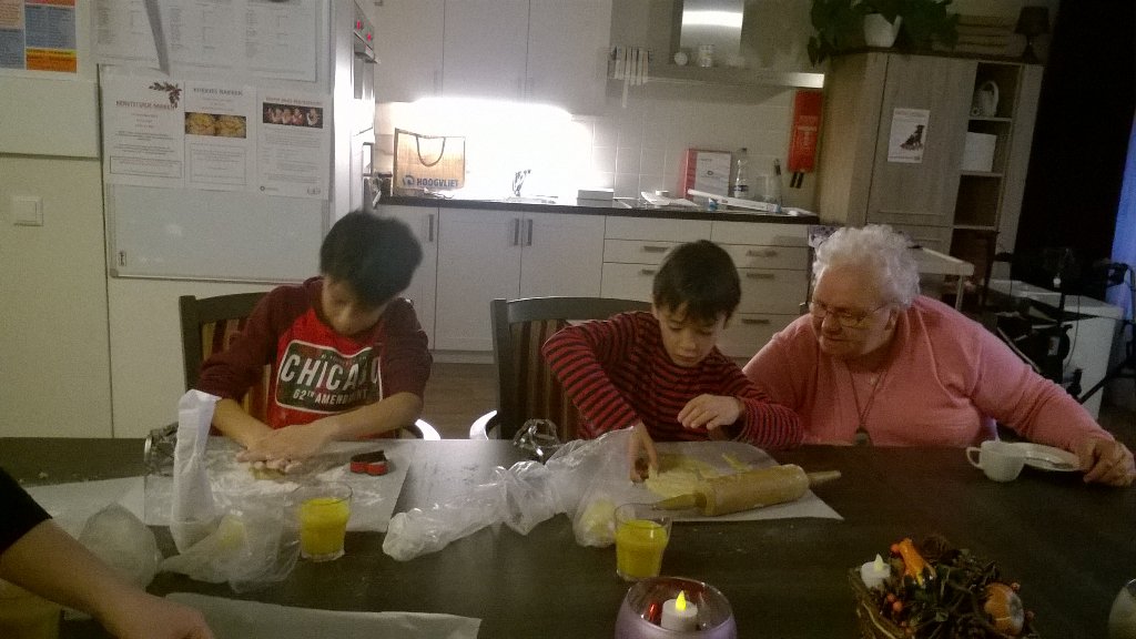 De stoere mannen van <a href="/JongerenNoord/">Jongerencentrum Noord</a> zijn gezellig koekjes aan het bakken met onze bewoners. Bedankt mannen!